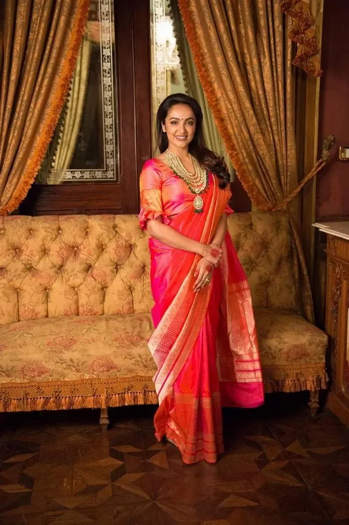 INDIAN BEAUTIFUL ACTRESS TEJASWI MADIVADA IN ORANGE SAREE